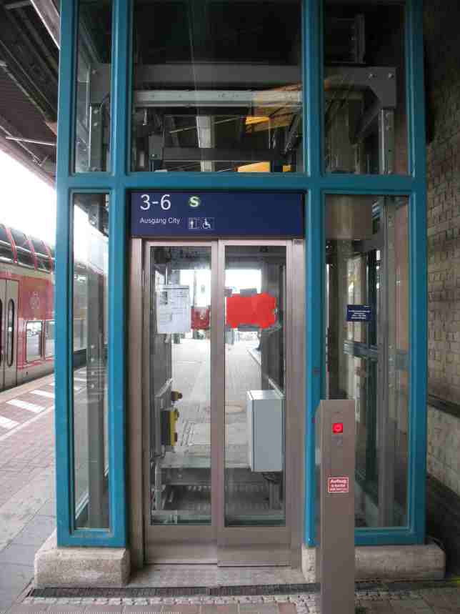 Aufzug Bahnhof C CC BY SA 3.0 Michel Voss 